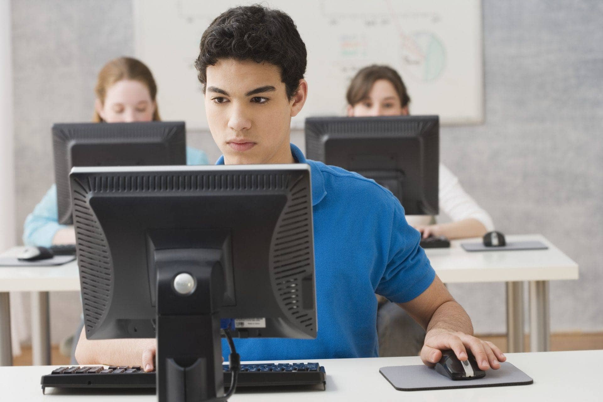 Соберу любую информацию. Человек за компьютером. Студент за ПК. Компьютер и человек. Перед компьютером.