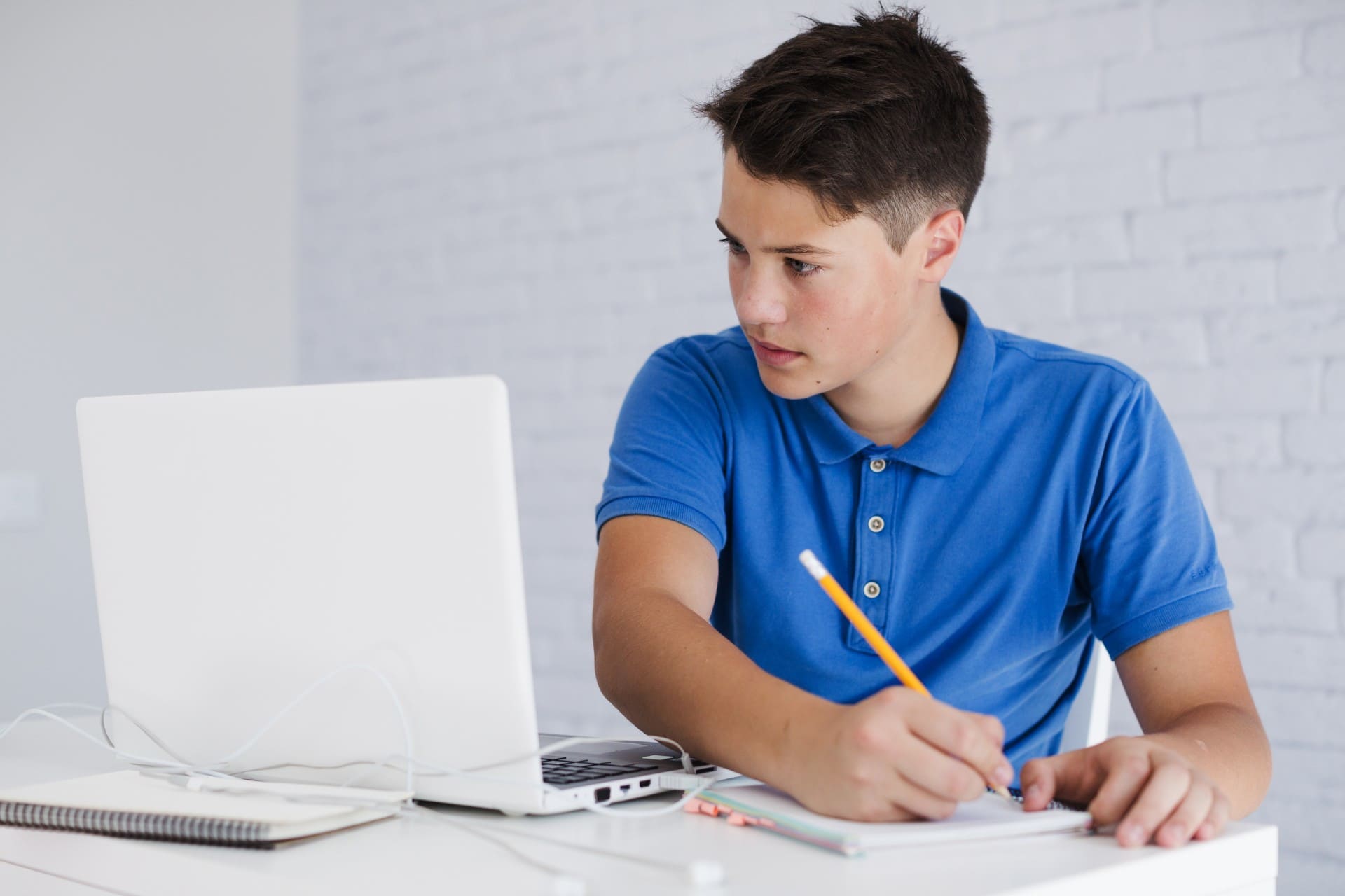 Человек занимающийся отчетами. Подросток за компьютером. Подросток с ноутом. Студент за ноутбуком. Подросток с ноутбуком.