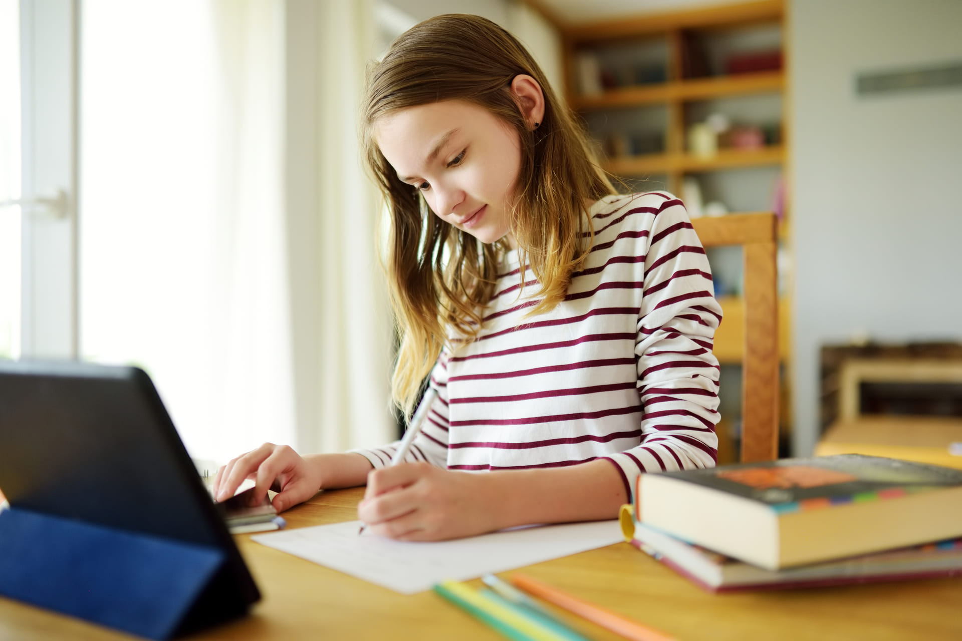 She started her homework. Зубрежка. Homeschooling.