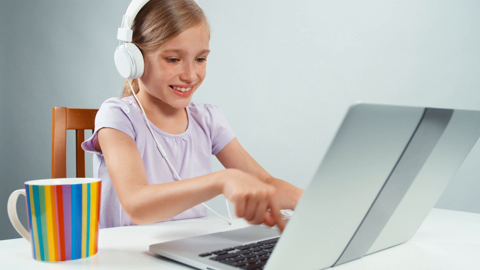 50 бесплатных уроков. Девочка за компом. Девочка подросток за компьютером. Маленькая девочка за компьютером. Ребенок за компьютером.