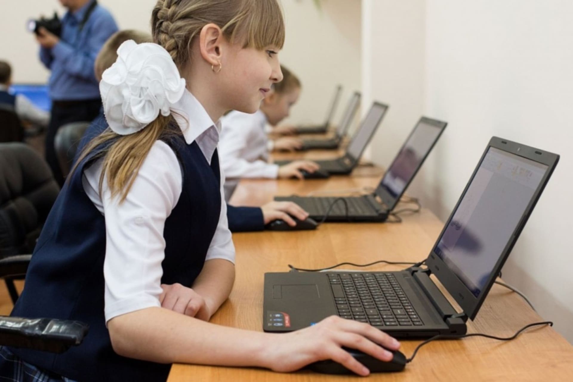 Техническое образование учащихся. Компьютер в школе. Ученик за компьютером. Компьютерный класс в школе. Дети за компьютером в школе.