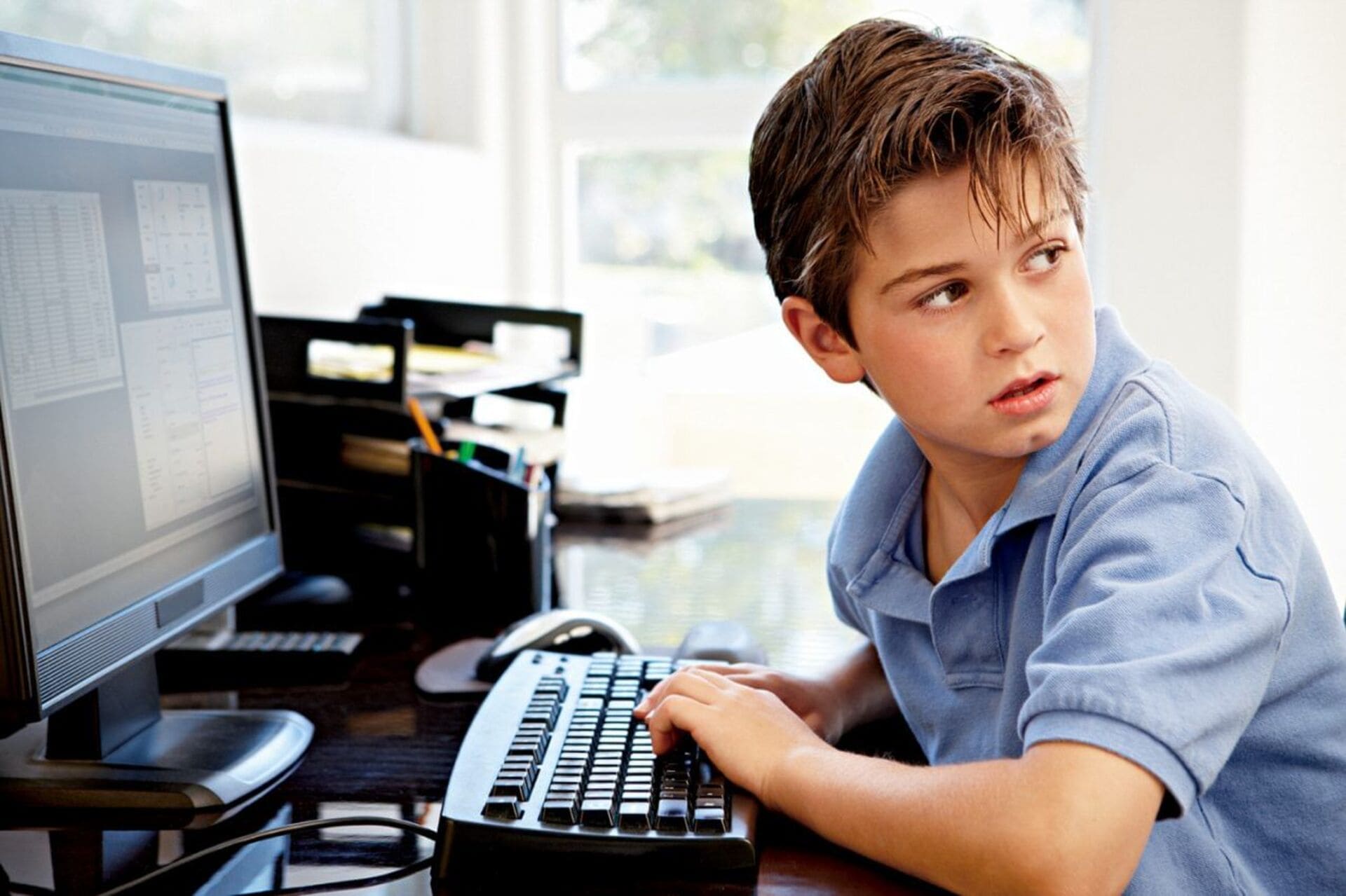 Интернет среди подростков. Компьютер для детей. Ребенок за компьютером. Детям об интернете. Школьник за компом.