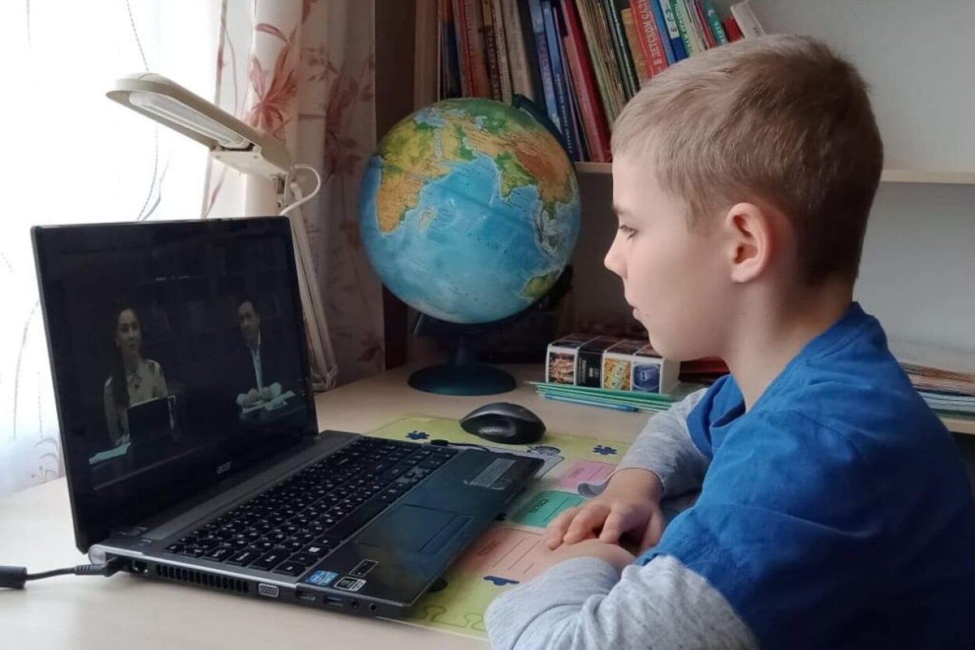 Дистанционное обучение в школах россии. Ребенок за компьютером. Компьютер для детей. Дистанционные занятия в школе. Ученик за компьютером.