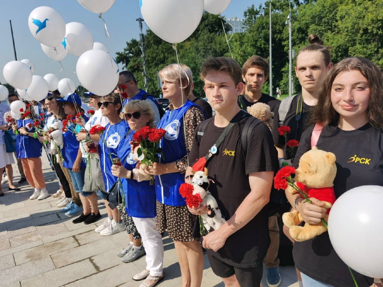 Члены РПСМ приняли участие в возложение цветов к мемориалу с именами погибших детей